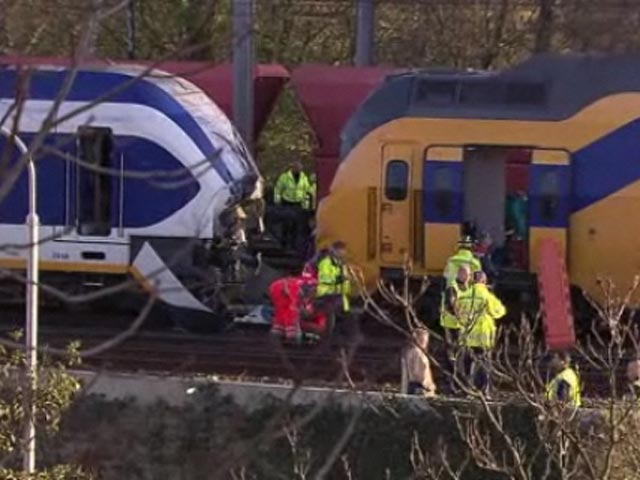 Два пассажирских поезда столкнулись лоб в лоб в одном из западных пригородов Амстердама, по данным местных СМИ, пострадали до 136 человек