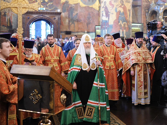 РПЦ призвала православных в России выйти в воскресенье на молитвенное стояние "в защиту веры, поруганных святынь, Церкви и ее доброго имени"