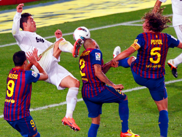 Мадридский "Реал" обыграл "Барселону" в матче 34-го тура чемпионата Испании по футболу