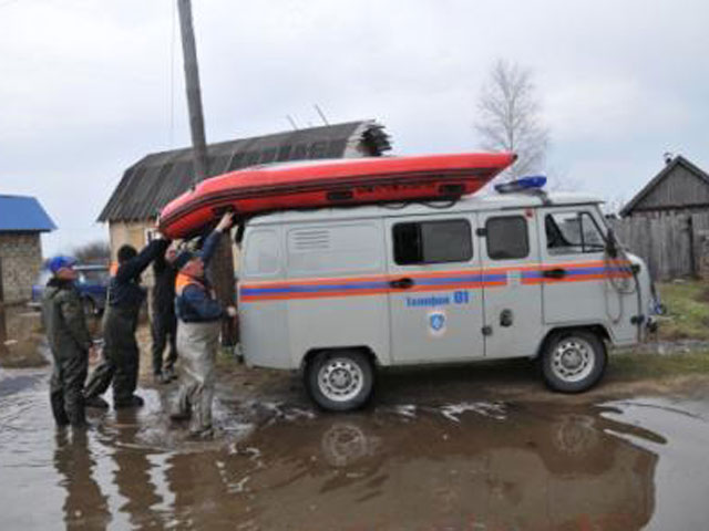 В зоне подтопления в поселке Кадом в Рязанской области продолжается подъем воды в реке Мокша
