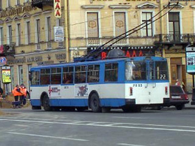 В Санкт-Петербурге полиция пытается установить личности участников избиения работников общественного транспорта. От рук хулиганов пострадал водитель троллейбуса, который обучал ученика