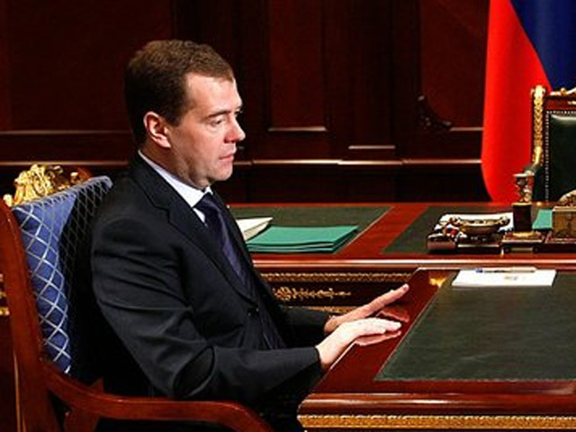 Для самого Медведева важно получить поддержку не только от партии власти, "чтобы он не ощущал свою полную зависимость от "Единой России"