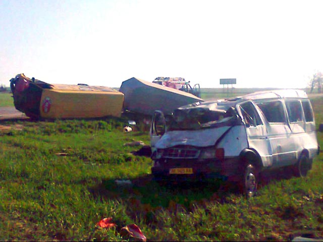 В Крыму грузопассажирский микроавтобус Mercedes Sprinter с прицепом врезался в пассажирскую маршрутную "Газель": погибли шесть человек, еще 10 пострадали, семеро из них находятся в тяжелом состоянии
