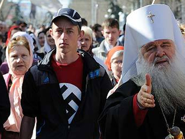 В Волгограде арестованы двое молодых людей, демонстрировавших фашистскую символику во время Крестного хода на Пасху 18 апреля