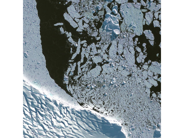 На первой картине показаны покрытые льдом пространства вблизи принадлежащего России необитаемого острова Аделаиды, расположенного в северо-восточной части архипелага Земля Франца-Иосифа