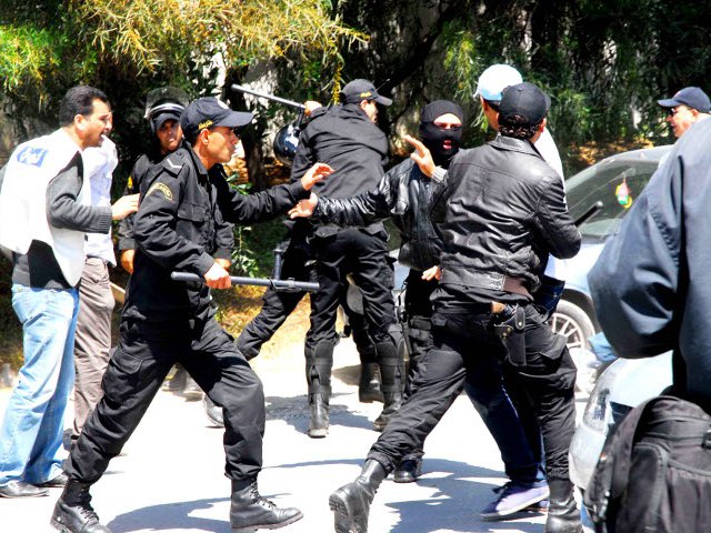 Двое полицейских, телеоператор и журналист получили ранения во время столкновений между сотрудниками государственного телевидения Туниса и сторонниками исламистской партии "Ан-Нахда" ("Возрождение") перед телецентром