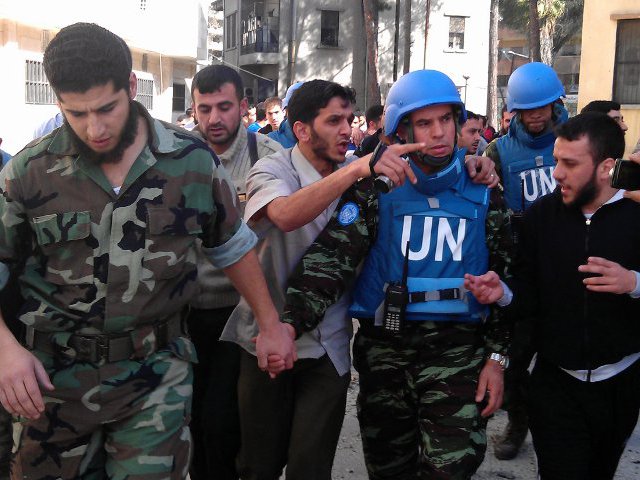 Сейчас в Сирии находятся 11 невооруженных военных наблюдателей ООН, двое из которых базируются в Хомсе, а еще двое в Хаме