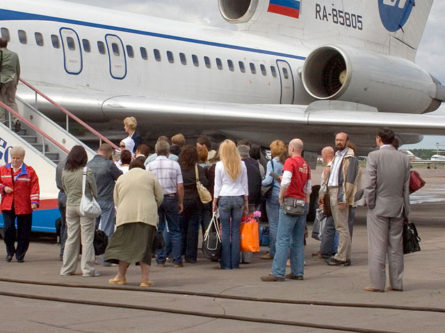 Российские аэропорты меняют правила: в самолеты будут пускать в обуви и с любым количеством жидкости