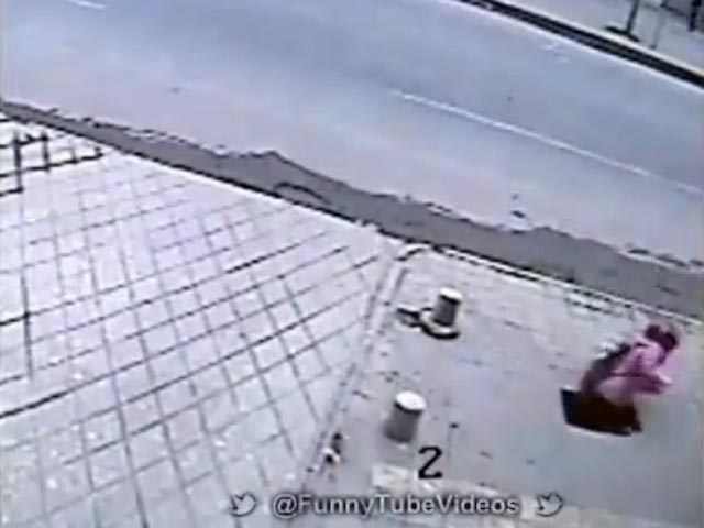 Молодая китаянка чудом не пострадала, когда у нее под ногами провалился тротуар на одной из улиц Сианя на севере Китая