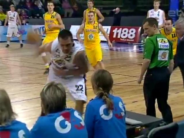 Латышский баскетболист решил судьбу матча невероятным броском