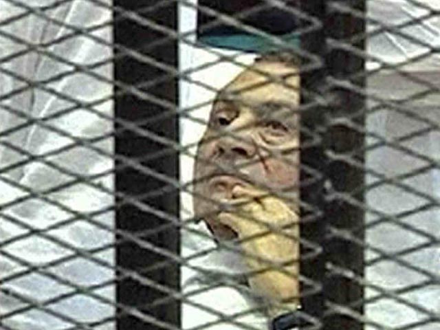 По данным египетских СМИ, здоровье Мубарака "стремительно и неуклонно ухудшается, и эта тенденция уже в ближайшее время может привести к опасному положению" экс-президента