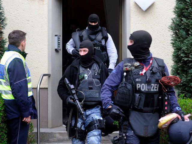 Мужчина, устроивший стрельбу и забаррикадировавшийся у себя в квартире в германском городе Зиген (федеральная земля Северный Рейн-Вестфалия), задержан сотрудниками сил безопасности