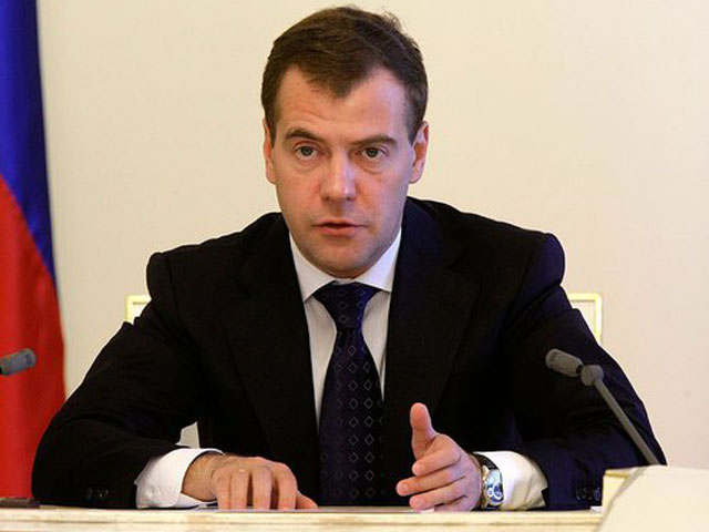 Медведев утвердил перенос части новогодних каникул на майские праздники