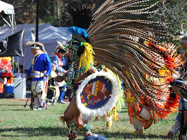Двадцать девятый ежегодный фольклорный фестиваль индейской культуры - "пау-вау" - стартует в четверг в американском городе Альбукерке