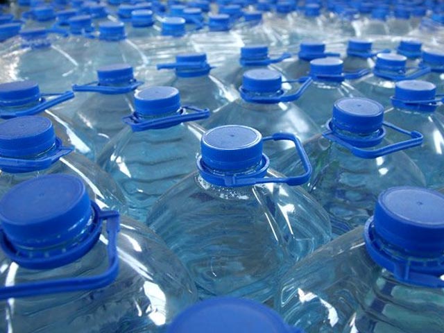 Есть данные, что некоторые беспринципные коммерсанты в три раза взвинтили цены на питьевую бутилированную воду в оставшихся без централизованного водоснабжения городах Свирск, Черемхово и поселке Михайловка