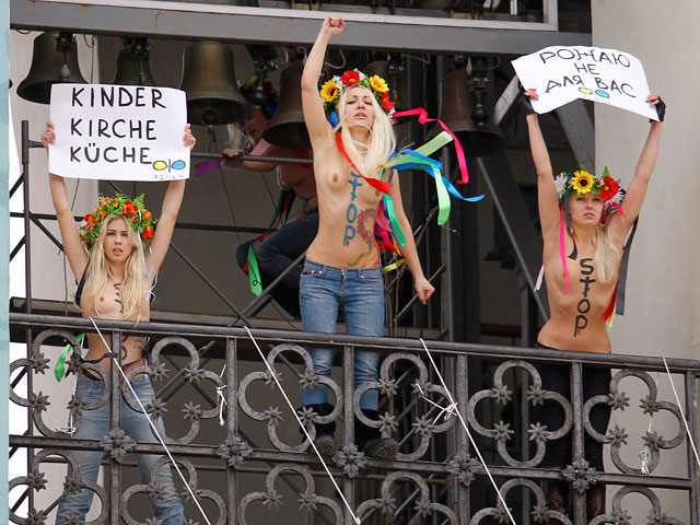 "Украинская версия" Pussy Riot: На активисток Femen завели уголовное дело за акцию на колокольне