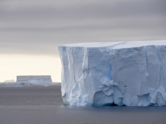Ледовый панцирь Антарктиды сокращается ускоренными темпами в результате быстрого таяния его низовых слоев, соприкасающихся с водой