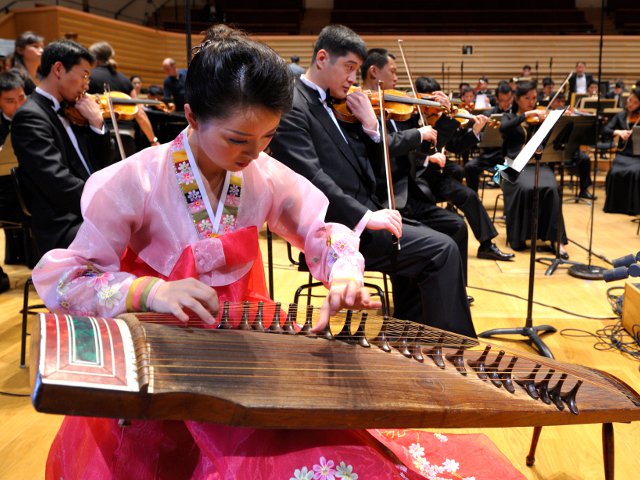 Планировавшиеся на май этого года гастроли Национального симфонического оркестра КНДР "Унхасу" ("Млечный путь") в США откладываются из-за запуска северокорейской ракеты дальнего радиуса действия