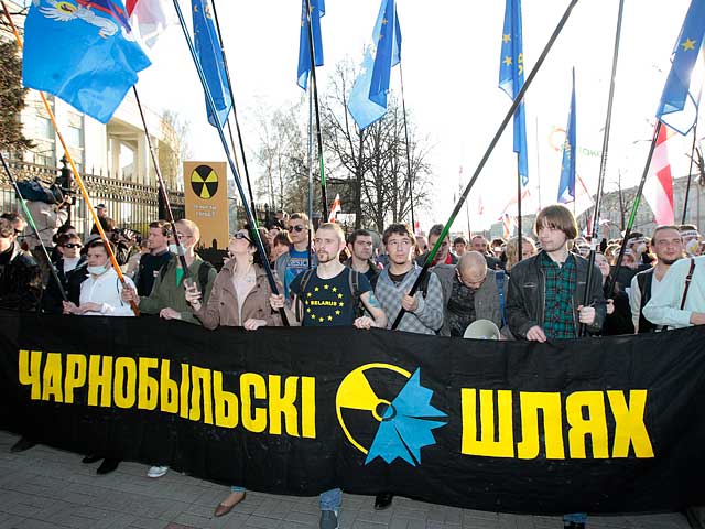 В Минске во время митинга "Чернобыльский шлях" оппозиционеры развернули плакат с надписью "Саша, ты дурак?", имея в виду Лукашенко, который любит называть себя "батькой"