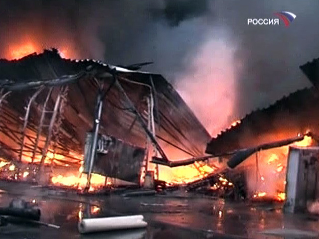 Серьезный пожар возник на Пражском рынке на юге Москвы в субботу днем