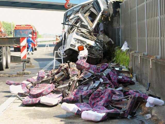 В Японии автобус с туристами врезался в стену скоростной автомагистрали в префектуре Гумма к северу от Токио, в результате аварии погибли семь челове