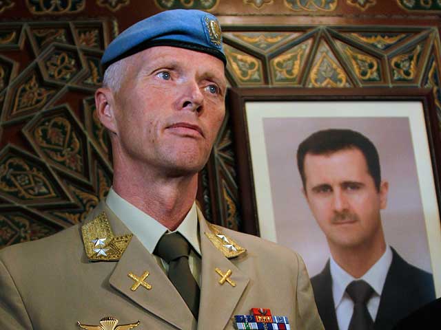 Прибывший в воскресенье в Сирию норвежский генерал Роберт Моод призвал правительственные силы страны и вооруженную оппозицию "прекратить все боевые действия и открыть путь политическому урегулированию
