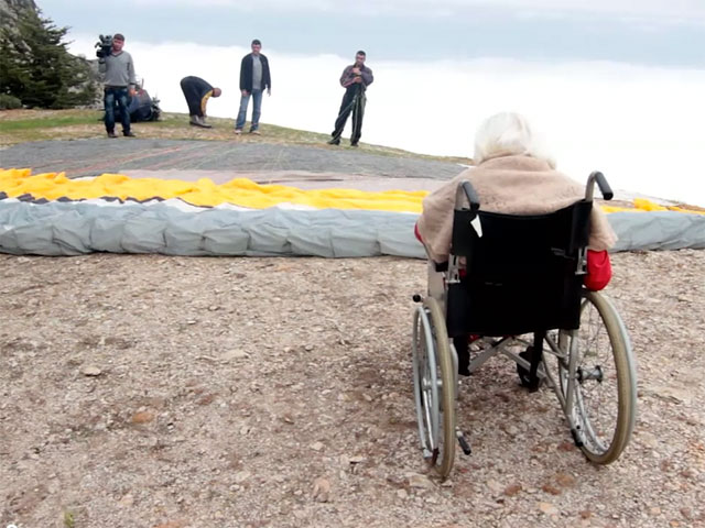 104-летняя жительница Кипра Пегги Макэлпайн стала самым старым человеком планеты, совершим полет на параплан