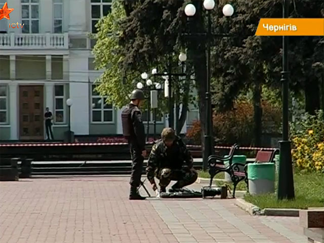 В украинском Чернигове в понедельник, спустя трое суток после терактов в Днепропетровске, обезврежен подозрительный предмет, напоминающий самодельное взрывное устройство