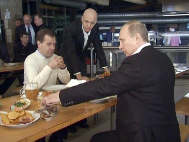Приняв участие в московской демонстрации в честь 1 мая, уходящий президент Дмитрий Медведев и новоизбранный глава государства Владимир Путин отправились выпить пива в баре "Жигули" на Арбате