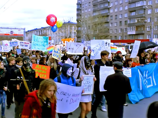 Санкционированная властями Новосибирска первомайское неполитическое шествие с "Монстрация", организованное художником Артемом Лоскутовым, прошла без происшествий по заявленному маршруту