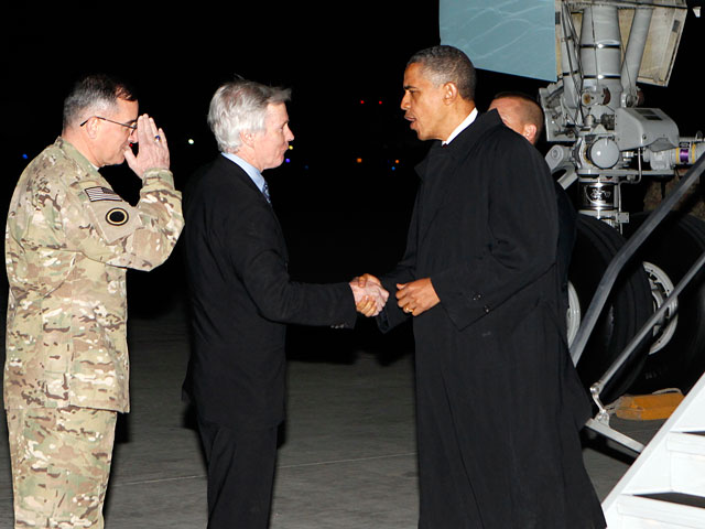 Президент США Барак Обама во вторник прибыл с необъявленным визитом в Афганистан - это произошло в первую годовщину убийства Усамы бен Ладена