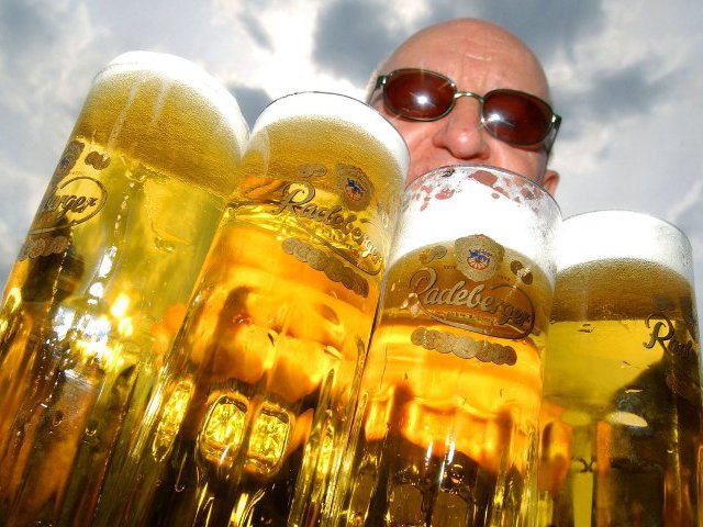 В среднем каждый житель Германии выпивает за год 107,2 литра пива. На первый взгляд, указанная цифра выглядит довольно внушительно, однако, если учесть данные десятилетней давности, то выясняется, что немцы стали употреблять пенный напиток гораздо меньше