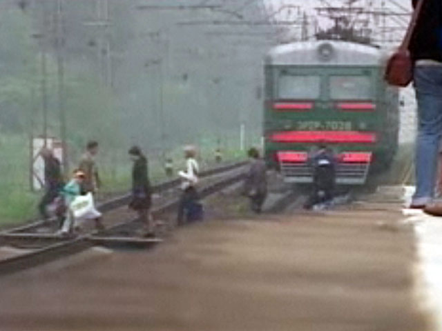 Женщина и ребенок погибли под колесами электропоезда в Москве, когда переходили железную дорогу в необорудованном для перехода месте