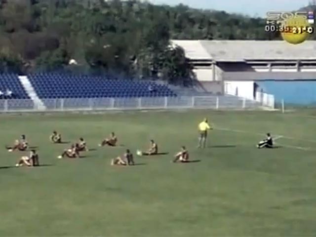 Игроки сербского футбольного клуба "Раднички" устали ждать выплаты заработной платы и решили принять радикальные меры, устроив сидячую забастовку прямо во время матча второго дивизиона национального чемпионата