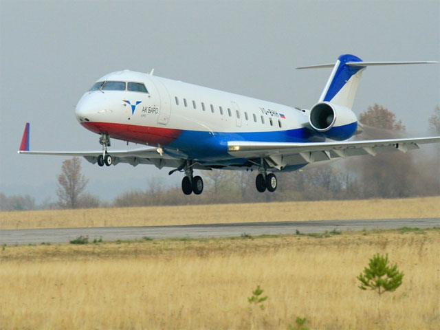 Самолет CRJ-200 авиакомпании "Акбарс-Аэро" 