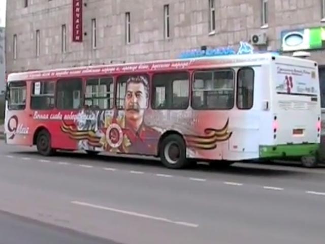 Первый автобус с портретом Сталина появился в 2010 году в Петербурге. Инициаторы акции поместили изображение вождя, купив рекламное место