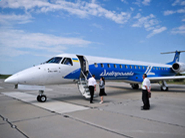 Самолет Embraer-145 авиакомпании "Днеправиа"