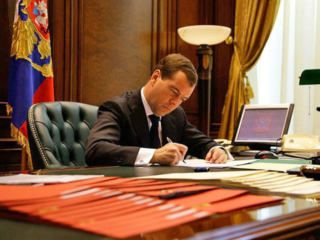 Дмитрий Медведев в свой последний день на посту президента РФ и Верховного главнокомандующего отправил в отставку двух главкомов, сменив начальство военного флота и авиации страны
