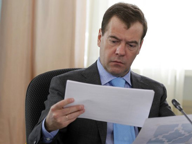 За два часа до начала церемонии инаугурации избранного президента Путина, уходящий президент Дмитрий Медведев велел изменить законодательство о митингах и собраниях - вероятно, это последний указ Медведева