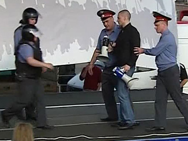 Мировой суд района Якиманка назначил оппозиционеру Сергею Удальцову, задержанному накануне во время акции на Болотной площади, наказание в виде штрафа в размере 1000 рублей