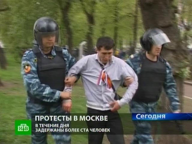 В Москве продолжаются задержания людей с белыми лентами