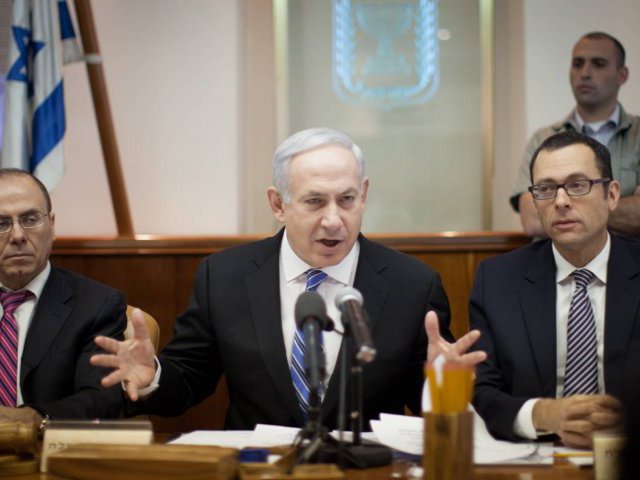 Премьер-министр Израиля Биньямин Нетаньяху достиг соглашения с крупнейшей оппозиционной партией "Кадима" о формировании нового правительства. Как сообщили местные СМИ, в связи с этим досрочные выборы проводиться не будут