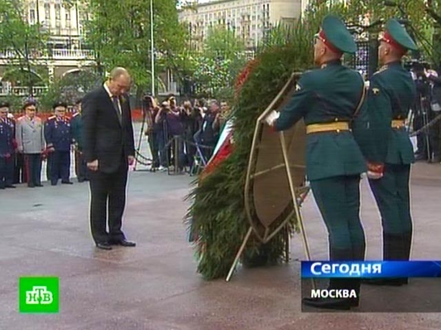 Президент РФ Владимир Путин, накануне официально занявший кресло главы государства, во вторник в Москве возложил цветы к Могиле Неизвестного солдата у Кремлевской стены в Александровском саду