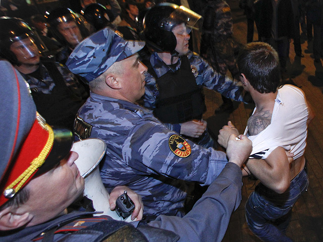 В среду утром ОМОН в очередной раз за последние двое суток разогнал участников народных гуляний у станции метро "Баррикадная" в центре Москвы