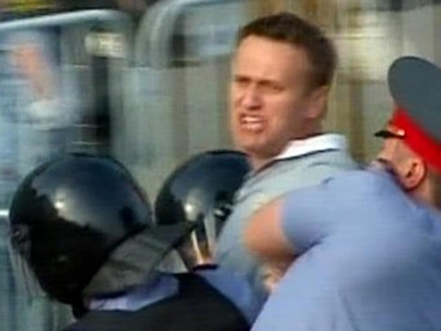 Известного блогера Алексея Навального, задержанного в среду утром на "народных гуляниях" оппозиции у метро "Баррикадная", оставили под стражей до суда