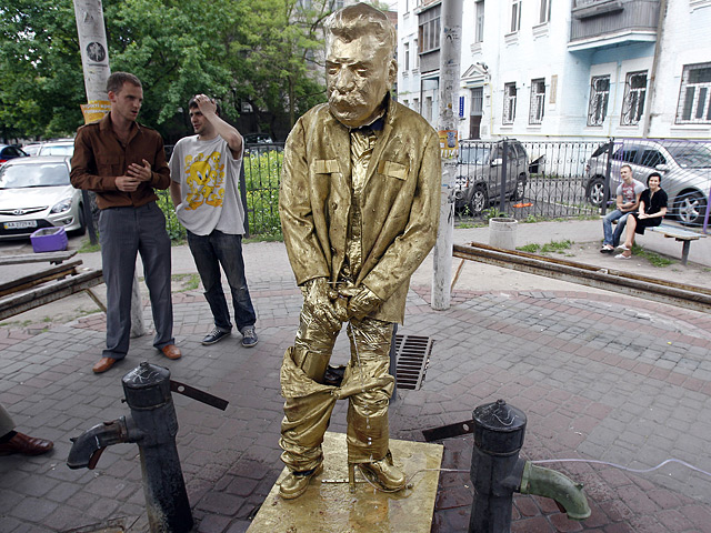 Украинские националисты установили в ряде крупных городов страны полутораметровые статуи Иосифа Сталина, справляющего малую нужду