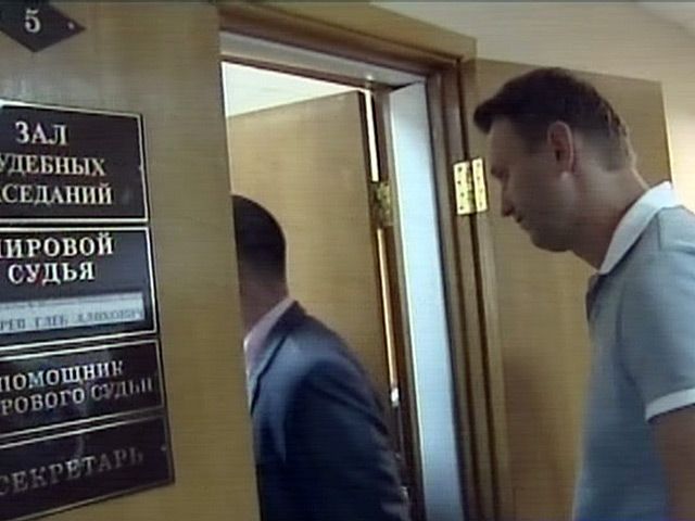 Оппозиционный политик Алексей Навальный, доставленный в суд за участие в незаконных публичных мероприятиях, своей вины не признал