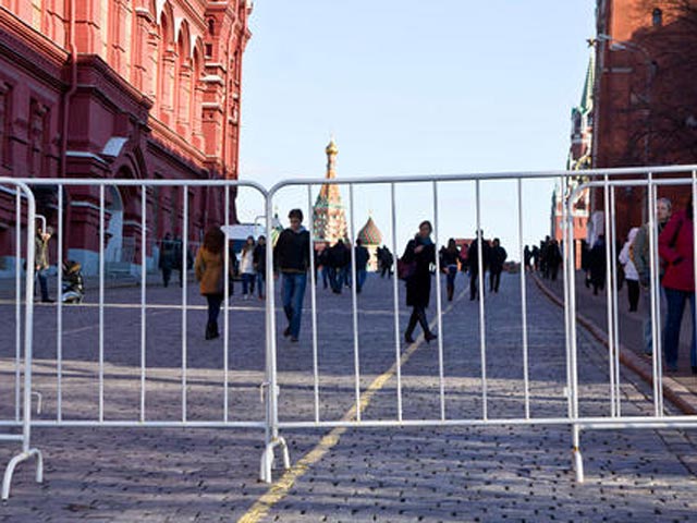 Московская полиция закрыла вход на Красную площадь перед праздничным салютом по случаю Дня Победы