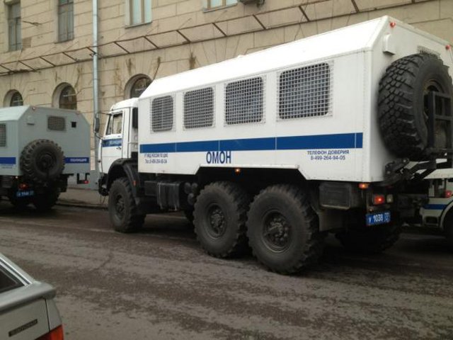 Московская полиция задержала восемь "поросят", которые пытались провоцировать участников "народных гуляний" на Чистых прудах