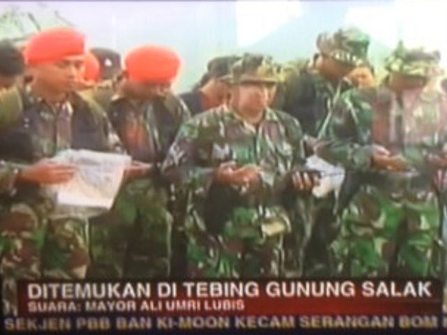 Блогер Сергей Доля, находящийся в Джакарте, сообщил, что военные вертолеты нашли местоположение SSJ-100, пропавшего с радаров днем ранее, после демонстрационного полета в индонезийской столице